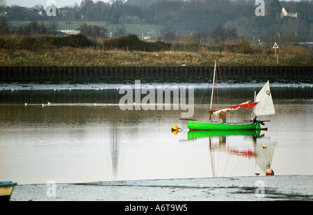 kleines Segelboot auf dem Fluss Stour an Essex Suffolk Grenze Stockfoto