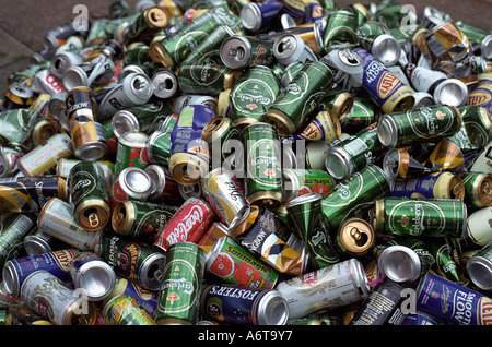 Stapel leer trinken kann darauf warten, für das recycling sortiert werden Stockfoto