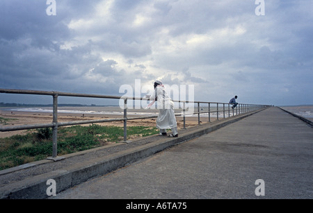 Afrika Kenia Mombasa Beach muslimischen Mann am Pier mit Blick auf Strand in der Nähe von Mombasa Kenia Stockfoto
