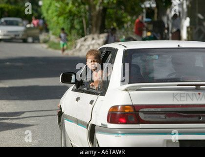 ein Kind aus einem Autofenster auf Funafuti, Tuvalu gelehnt. Stockfoto