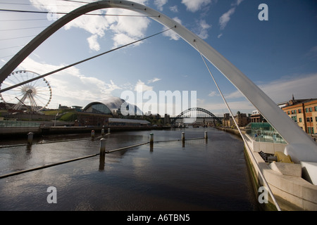 Millennium Bridge über den Tyne zwischen Newcastle und Gateshead Stockfoto