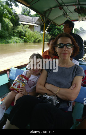 Westliche Frau und Mädchen mit dem Longtail-Boot am Mae Nam Kok River Nord-Thailand Reisen Stockfoto