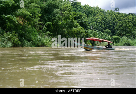 Longtail-Boot am Mae Nam Kok River zwischen Tha Ton und Chiang Rai Nord Thailand Reisen Stockfoto