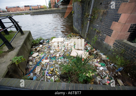 Kunststoff-Flaschen Container und anderem Müll geworfen in den Kanälen erheben wir am Ufer in einem Versuch zu bereinigen die Stockfoto