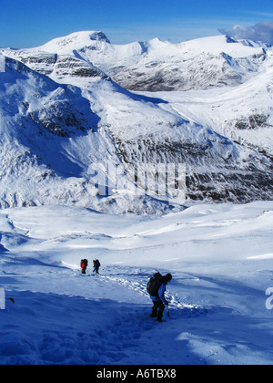 Absteigende Sgurr Eilde Mor in der Mamores Reihe von Lochaber, Schottisches Hochland, Schottland Stockfoto