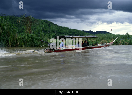 Longtail-Boot Reisen auf Mae Nam Kok River zwischen Chiang Rai und Tha Ton Thailand während der Monsun Stockfoto