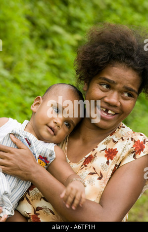 Ein Fidschianer Frauen und Babys in Bukaya Dorf, Fidschi Hochland Stockfoto