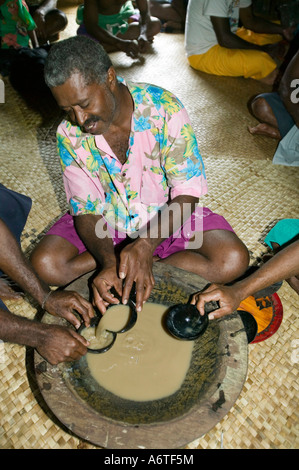 Ein Kava trinken Zeremonie in der Häuptlinge Hütte im Dorf Navala, Fidschi Stockfoto
