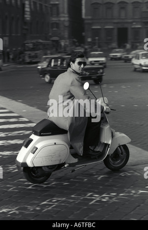 Mann ein Motorroller in Rom, Lazio, Italien. Stockfoto