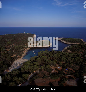 Luftbild - Blick nach Osten über Cala Sa Nau (Cala Sa Nou), in der Nähe von Cala D'Or, Santanyi, Ostküste Mallorca, Balearen. Stockfoto