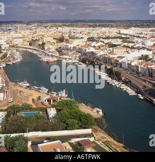 Luftbild - Blick nach Norden über Puerto De La Ciutadella in Richtung Wasser Restaurants und kleine Boote, Menorca. Stockfoto