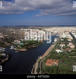 Luftbild - Nord-Ost mit Blick auf das Meer nähert sich zum Hafen / Puerto De La Ciutadella, Menorca. Stockfoto