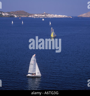 Aerial view - Segeln in Cala Fornells (Badia de Fornells), Fornells, Menorca / Minorca, Balearen. Stockfoto