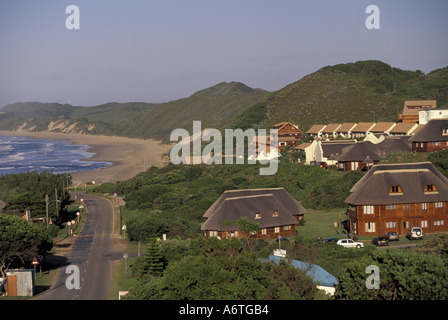 Afrika, Südafrika, Garden Route Brenton, am Meer, Ferienwohnungen (FeWos) und Blick auf die Stadt; Küste landschaftlich Stockfoto