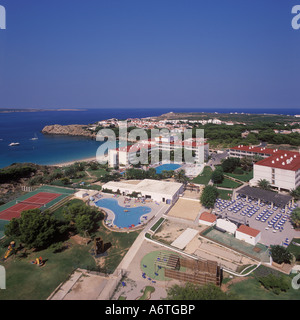 Luftbild - Fiesta Castell Playa Hotel + Bucht + Urbanisierung Nord-Ost - Arenal d ' en Castell, Nord Küste von Menorca suchen. Stockfoto