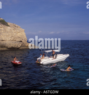 Spaß in der Sonne und die ausgelassene Stimmung im Meer mit Rib-Charter-Portale - Festrumpfschlauchboot vor Anker in einer ruhigen Bucht (Cala) in Stockfoto