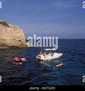 Spaß in der Sonne und die ausgelassene Stimmung im Meer mit Rib-Charter-Portale - Festrumpfschlauchboot vor Anker in einer ruhigen Bucht (Cala) in Stockfoto