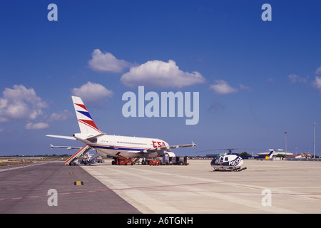 Szene mit Polizeihubschrauber und CSA-Verkehrsflugzeug auf Stand am Flughafen von Mahón, Menorca / Menorca, Balearen, Spanien. Stockfoto