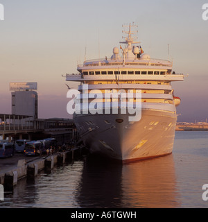 P und O Cruise Ship "Artemis" am Kai am späten Nachmittag im Hafen von Palma De Mallorca, Balearen, Spanien. 11. November Stockfoto