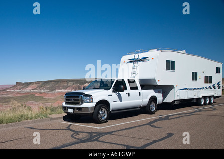 RV-Trailer in bunt gemalte Wüste befindet sich in der Nähe von Holbrook Arizona Stockfoto