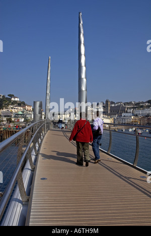 Fussgängerzone Fußgängerbrücke über der inneren Hafeneinfahrt in Torquay, South Devon Stockfoto