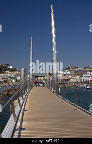 Fussgängerzone Fußgängerbrücke über der inneren Hafeneinfahrt in Torquay, South Devon Stockfoto