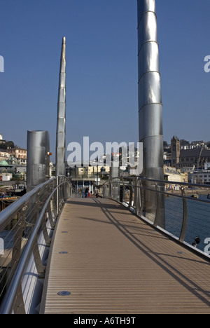 Fussgängerzone Fußgängerbrücke über der inneren Hafeneinfahrt in Torquay, South Devon Stockfoto