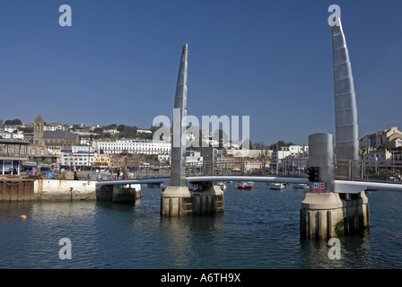 Fussgängerzone Fußgängerbrücke über der inneren Hafeneinfahrt in Torquay, South Devon Stockfoto