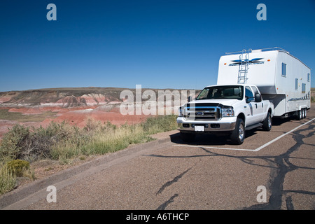 RV-Trailer in bunt gemalte Wüste befindet sich in der Nähe von Holbrook Arizona Stockfoto