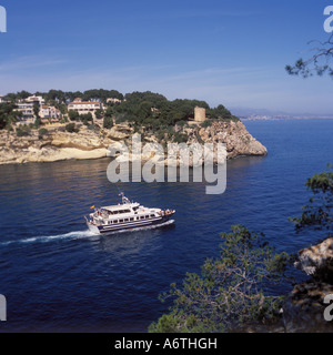 Szene mit Touristenboot verlassen die Bucht / Verankerung von Portals Vells, Calvia South West Mallorca, Balearische Inseln, Spanien. 26. Stockfoto