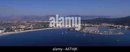 Luftbild-Panorama-Bild Alcudiamar Marina und Strand, Puerto Alcudia, Nord-Ost-Mallorca, Balearische Inseln, Spanien. Stockfoto