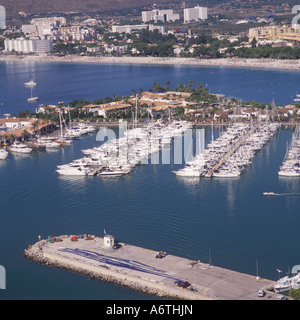 Luftaufnahme von Alcudiamar Marina und Puerto Alcudia Strand, Nord-Ost-Mallorca, Balearische Inseln, Spanien. 20. September 2006. Stockfoto