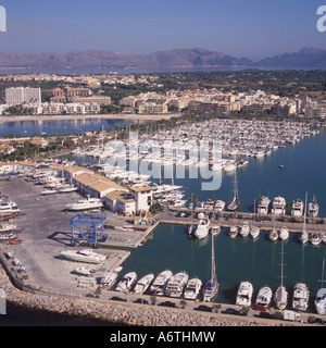 Luftaufnahme von Alcudiamar Marina und Puerto Alcudia, Norden Osten Mallorca, Balearen, Spanien. 20. September 2006. Stockfoto