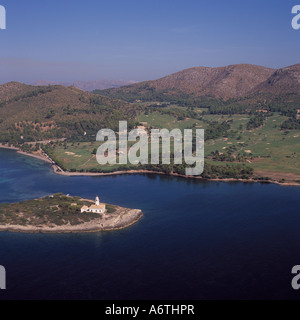 Luftaufnahme von Alcanada Golf Club, Blick nach Norden über Illa d'Alcanada, in der Nähe von Puerto Alcudia, Mallorca Nord Ost. Stockfoto