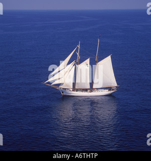 Luftaufnahme von der "Sir Robert Baden Powell" modernen Segeln Clipper unter vollen Segeln in der Nähe von Arenal de Castell, North East Menorca / Mi Stockfoto