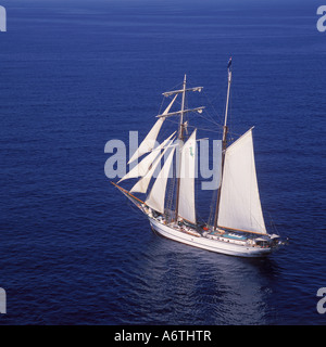 Luftaufnahme von der "Sir Robert Baden Powell" modernen Segeln Clipper unter vollen Segeln in der Nähe von Arenal de Castell, Nord-Ost-Menorca Stockfoto