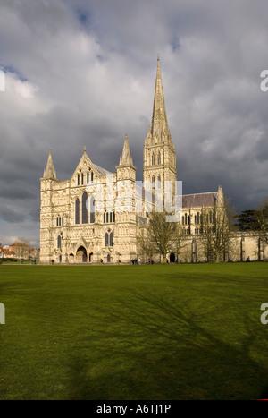 Kathedrale von Salisbury gegen einen stürmischen Himmel Stockfoto