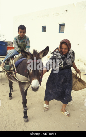 Afrika, Tunesien, Kerkennah Inseln. Frau zieht einen Esel. Stockfoto