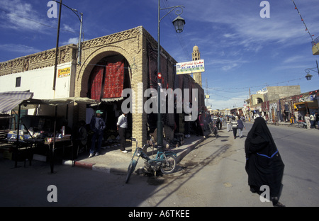 Afrika, Tunesien, Tozeur. Verschleierte Frau im neuen Teil der Stadt Stockfoto