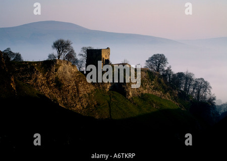 Am frühen Morgennebel um Peveril Burg, die es über die mittelalterliche Gemeinde Castleton Stadtherren, die darunter liegt. Stockfoto