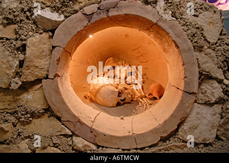 Alte menschliche Schädel und Knochen in den alten Pithos Beerdigung angezeigt in das Archäologische Museum in Antalya Konyaalti, Antalya Türkei Stockfoto