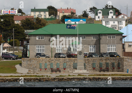 Blick auf das Denkmal der Befreiung und Sekretariat Gebäude in Stanley, Hauptstadt der Falkland-Inseln Stockfoto