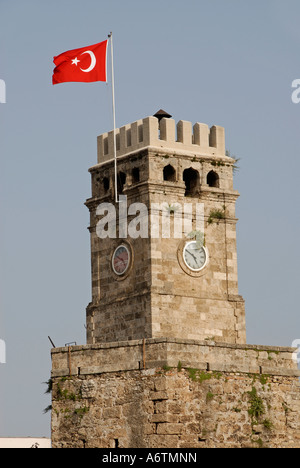 Alte osmanische Saat Kulesi Uhrturm am Rand der historischen Altstadt Kaleiçi in der Stadt Antalya Türkei Stockfoto