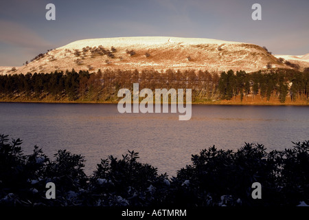 Schneebedeckte Howden Moor über Howden Stausee im Upper Derwent Valley im Peak District National Park aus gesehen. Stockfoto