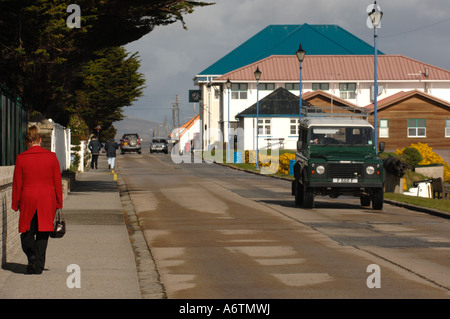 Street View von Ross Road, der Hauptstraße von Stanley, Hauptstadt der Falkland-Inseln Stockfoto