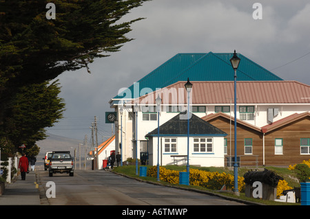 Street View von Ross Road, der Hauptstraße von Stanley, Hauptstadt der Falkland-Inseln Stockfoto