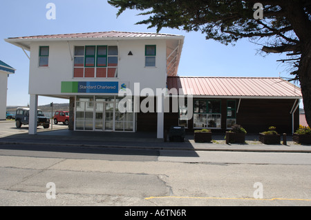 Außenseite des der Standard Chartered Bank, Ross Road, Stanley, Hauptstadt der Falkland-Inseln Stockfoto