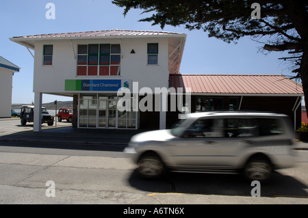 Außenseite des der Standard Chartered Bank, Ross Road, Stanley, Hauptstadt der Falkland-Inseln Stockfoto