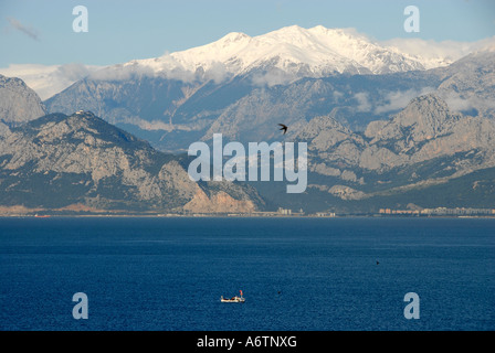 Antalya Küste mit Stier oder Toros Berge im Hintergrund. Turkei Stockfoto