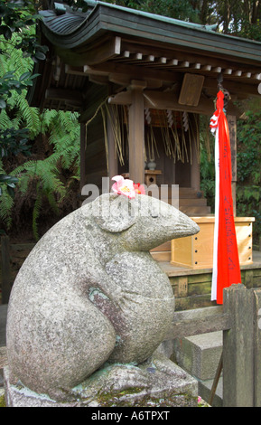 Japan zentralen Honshu Kansai Kyoto Tetsugaku Mäuse Ansicht mit Stein Maus in keine Michi Weg der Philosophie kleiner Tempel gewidmet. Stockfoto